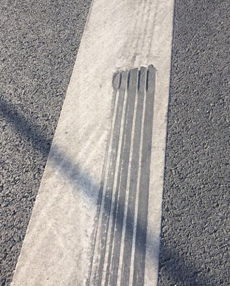 大连东港飙车族漂移逼停公交车 以20岁年轻