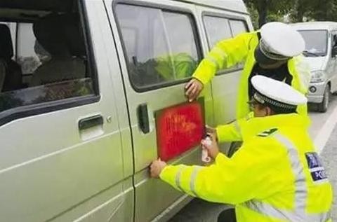 小伙提五菱宏光S3 上牌被强行喷“小广告”车主：想退车！