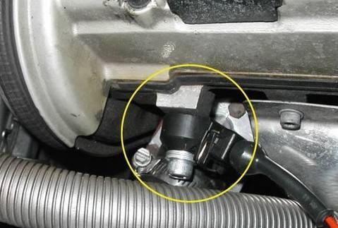 开车时发动机故障灯亮了,原因竟是这样的!