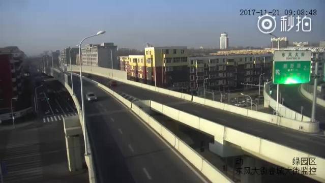 长春身边事【长春一出租车快速路上倒车 导致三车相撞 】  据在监控里发现...