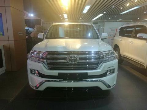 2017款丰田酷路泽4000 形式简约而又不失霸气