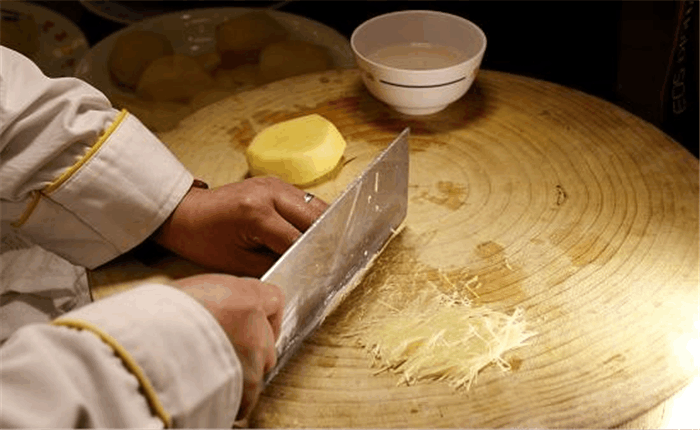 老外评价菜刀太寒酸, 中国厨师用菜刀切菜实力