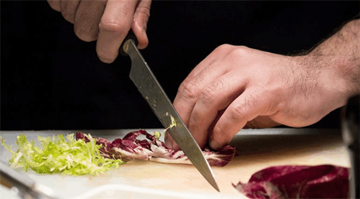 老外评价菜刀太寒酸, 中国厨师用菜刀切菜实力