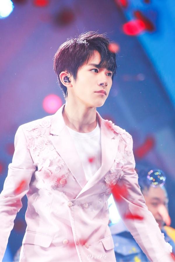 易烊千玺绅士手楼关晓彤获赞 千玺: