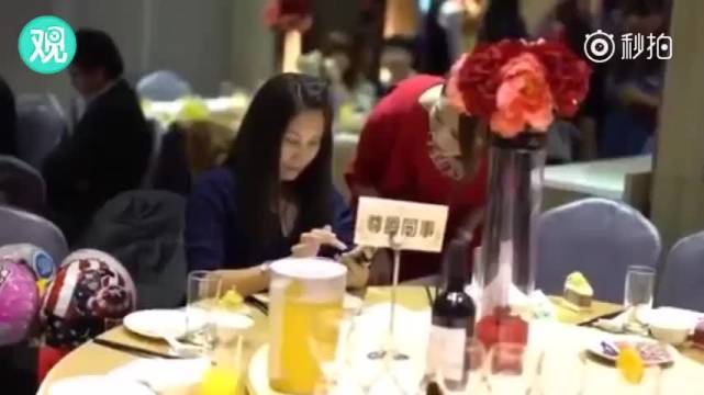 【可以说是戏精了 丨女子冒充宾客白吃白喝，被拆穿后恼羞成怒】11月20日...