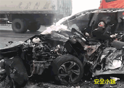 安全小妹:一张图感受惨烈车祸现场,敬畏生命!
