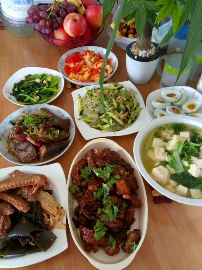 7个朋友一起生活,每天吃香的喝辣的,有一个会做饭的顶梁柱真好