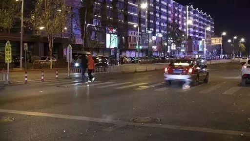 斑马线前避让闯红灯行人,导致三车连撞,交警这