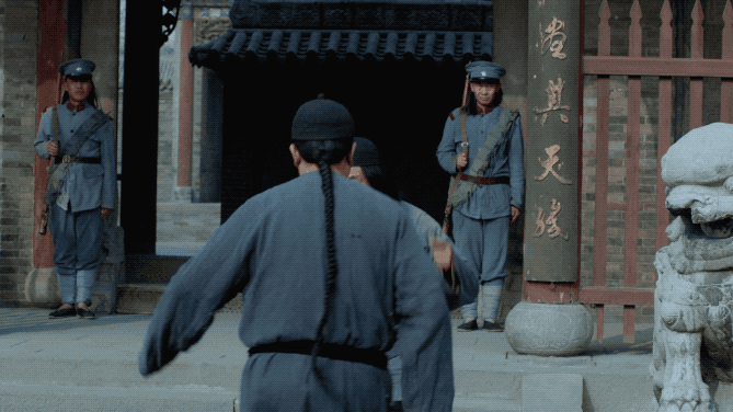 喜剧演员的黑色正剧 比如nili范伟,早在春晚