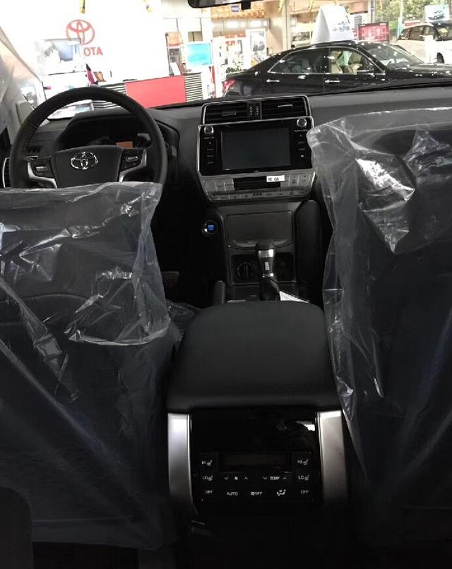 全新普拉多到店实拍,没见过这个颜色,销售说这个颜色很难买到