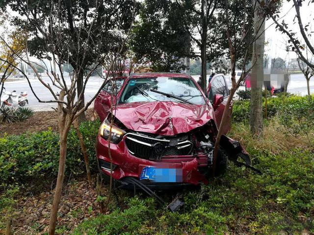 闯红灯后,车主被抛出车外,原本以为只有超人有