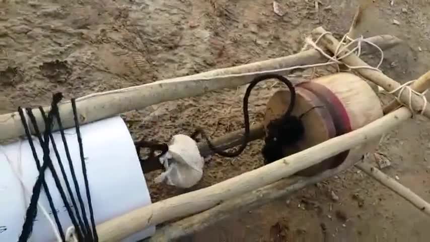 农村大叔用一根水管 每过一会抓来一大篮的鱼