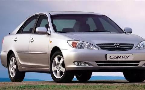 凯美瑞的成功秘诀就在变与不变之间，给了你一个炫耀的理由！