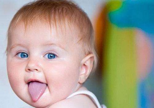 宝宝的舌头透露生病的信息,孩子生病了,妈妈早