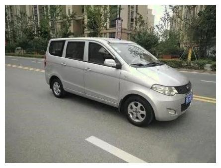 五菱宏光接到超速罚单，时速近两百公里，车主一脸无柰