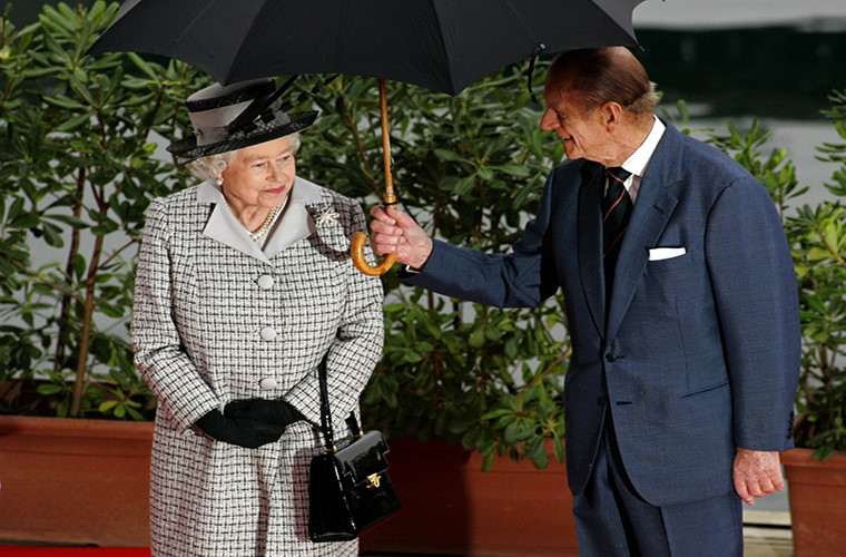 盘点英国女王70年幸福婚姻的时刻,始终鹣鲽情深相濡以沫|菲利普