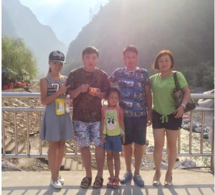 LOL:UZI姐姐微博晒合照,网友:下面的马赛克是