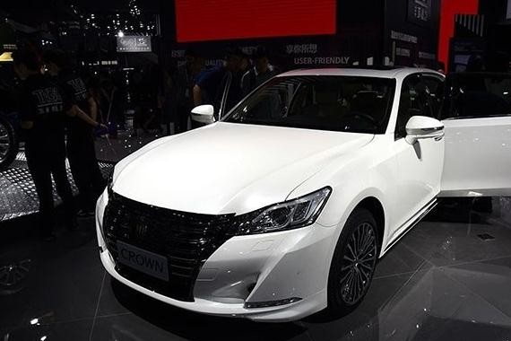 改款后的皇冠 从“儒雅”变得更加年轻时尚了