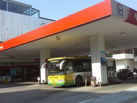 这辆帕萨特加了1.5吨油都没加满，一打开车门交警都惊呆了！