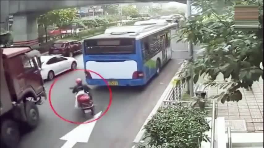 父亲骑电动车“见缝插针”，孩子被大货车刮倒险遭碾压