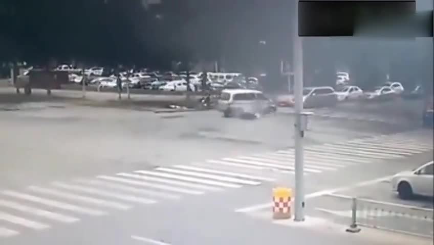 监控拍下摩托车疯狂闯红灯，接下来一幕心疼轿车司机