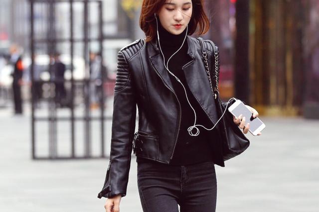 街拍：成都妹子一个比一个长得水灵，身材还好的没话说！