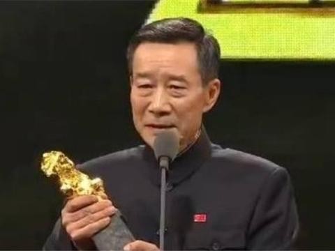 拍广告就身价过亿，37年只代言一次，今63岁成楷模，豪车仅一辆！