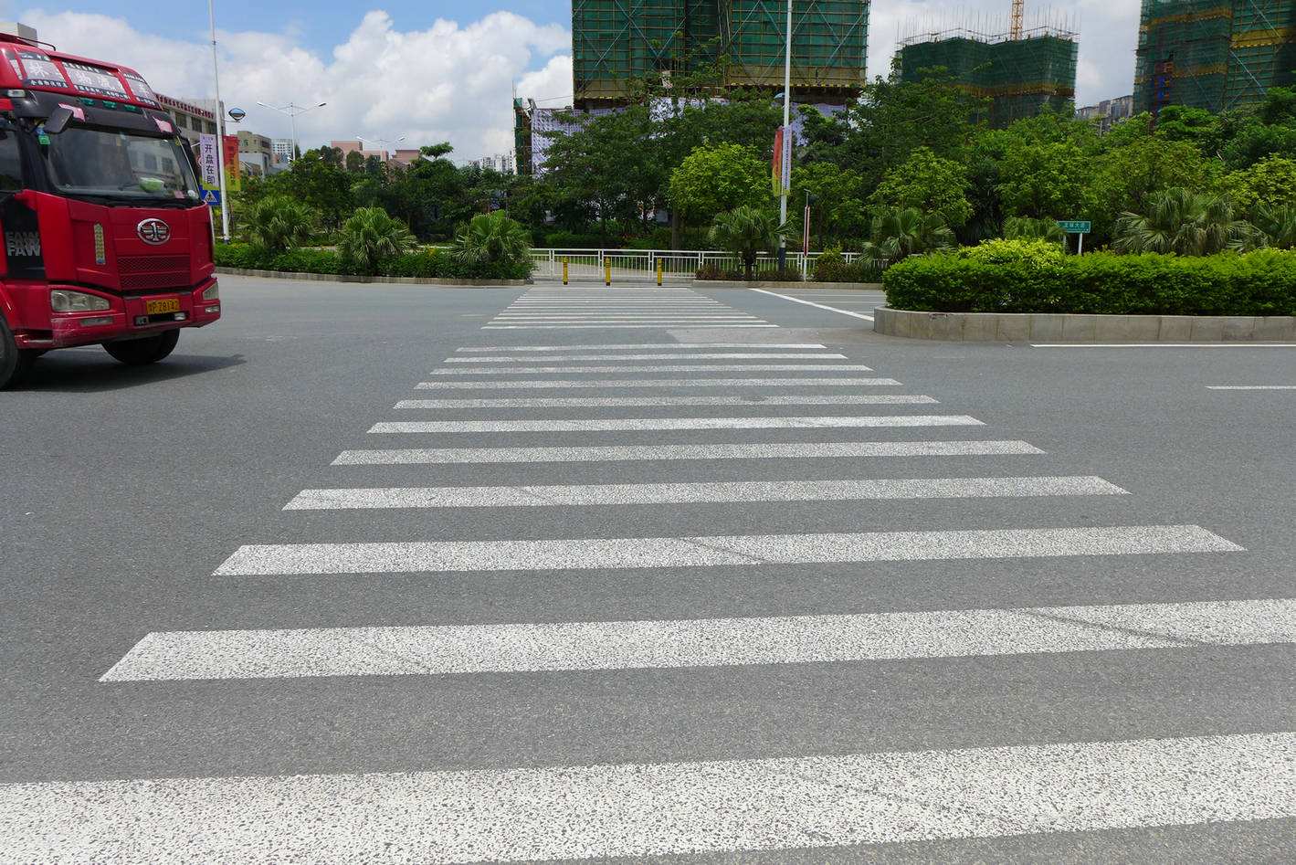 斑马线前避让闯红灯行人,导致三车连撞,交警这