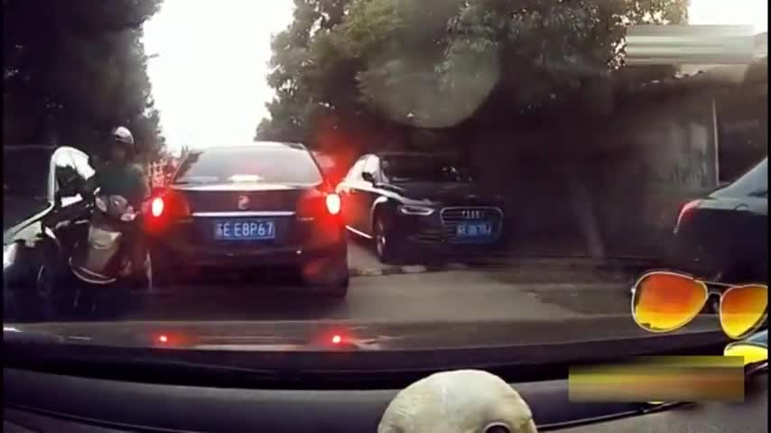 电动车女子使劲往前挤，一下撞了4辆车，这下赔惨了