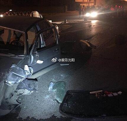 男子疑似酒驾 撞护栏后又刮蹭其他车