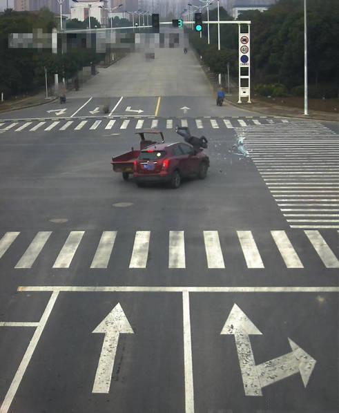 闯红灯后,车主被抛出车外,原本以为只有超人有