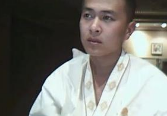 他便是叶涛,江湖人称"红人".