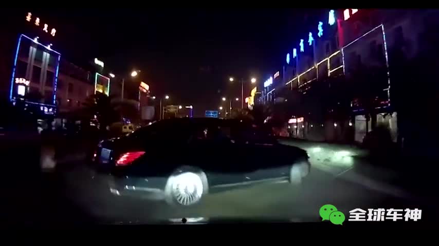 电动车闯红灯，不让大货车，结果撞成粉身碎骨