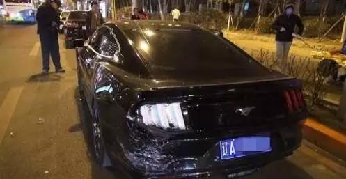 斑马线前避让闯红灯行人,导致三车连撞,交警这