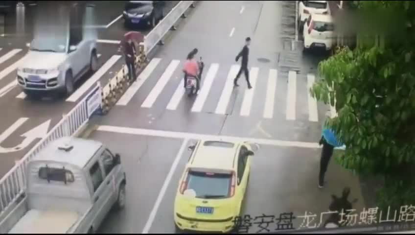 被疯狂转发的视频：司机突然横车挡住二条车道，真相感动了无数人