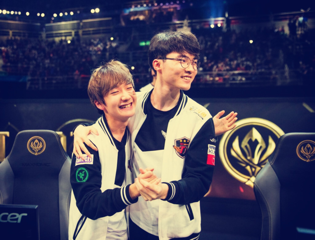 SKT全员送别小花生,网友满是祝福!Faker的表情亮了