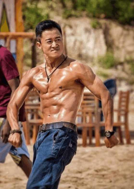 吴京拄双拐出现明显发福, 被媒体嘲"肥狼"惹怒网友