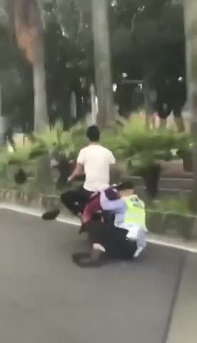 小伙骑电动车拖拽警察，这个也是够可以了！