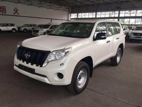 小伙怒提乞丐版丰田霸道, 看到轮毂笑了, 堪称是国内独一份