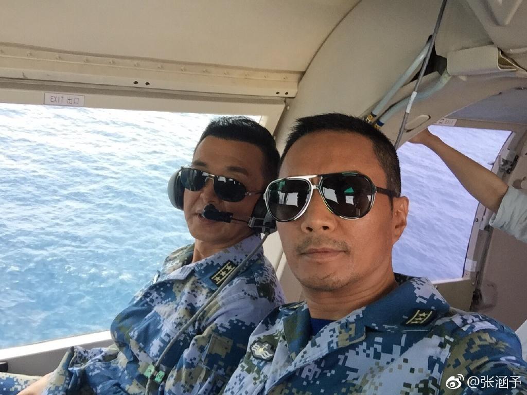 张涵予晒霸气军装照遭调戏! 女粉丝的回应让他脸红