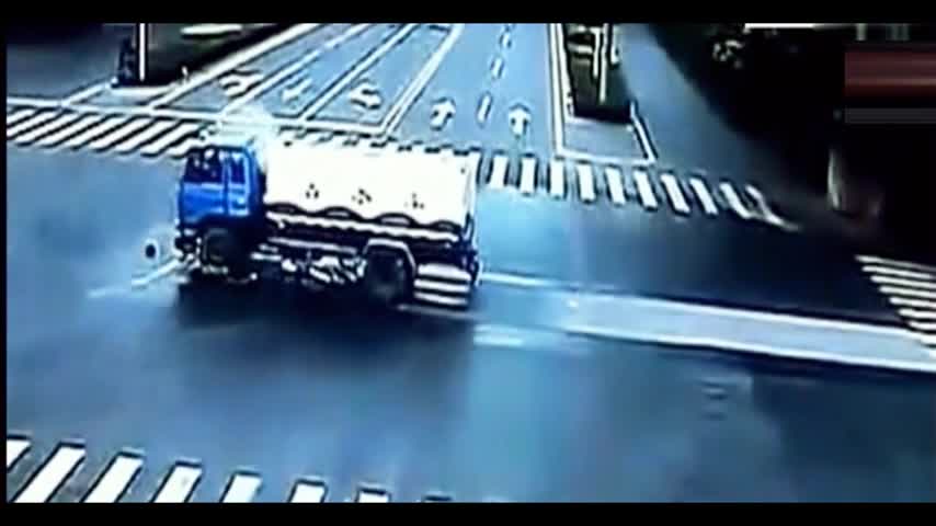 电动车小伙嚣张闯红灯，可惜被洒水车给终结了