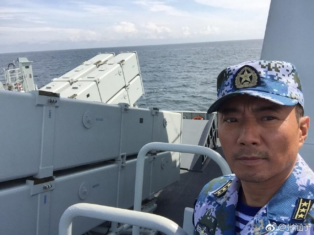 张涵予晒霸气军装照遭调戏! 女粉丝的回应让他脸红