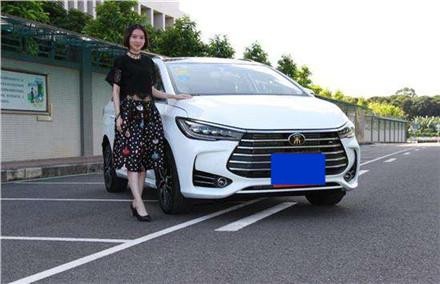 妙龄女子花10万提比亚迪，第二天就被喷字，车主不敢言只敢怒！