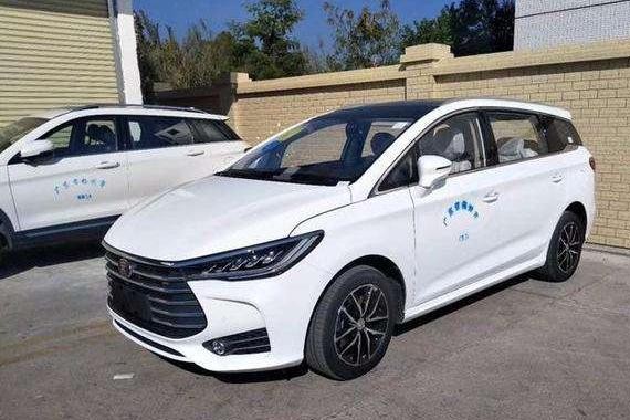花9万左提比亚迪MAX, 去上牌居然被喷字, 车主: 当初不如买合资