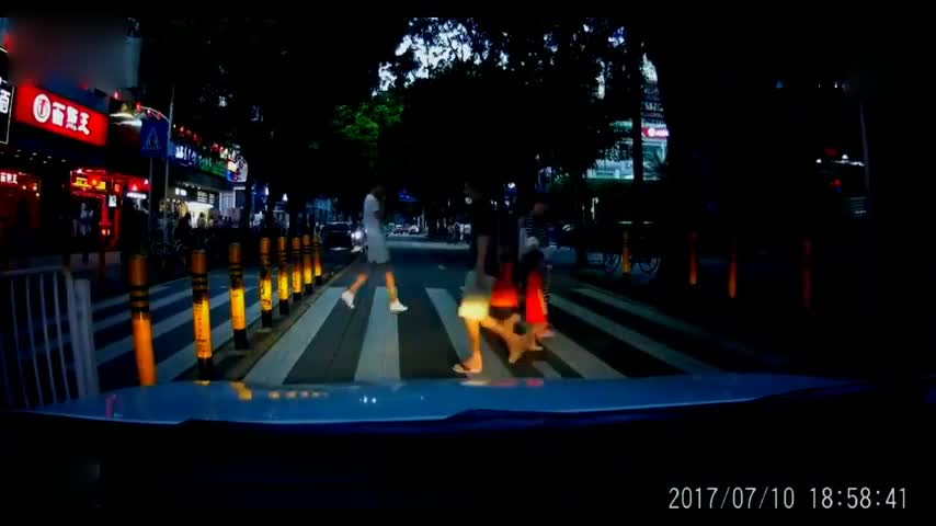 越野车高速路疯狂倒车，3秒后车上8人直接上天堂！