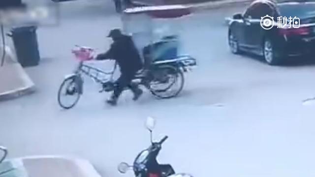 三轮车成精后吓傻司机，心疼最后的大爷。。。