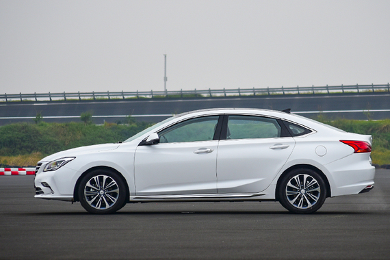 长安八亿研发这款车，12万起感觉像雷克萨斯，颜值甩吉利八条街！