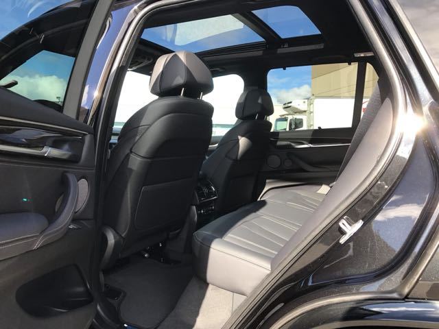 全新18款宝马X5震撼来袭最为经典公路SUV的王者之范