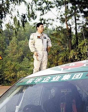 大傻成奎安，并非天生恶相，曾任几届村长，爱好慈善、足球、赛车