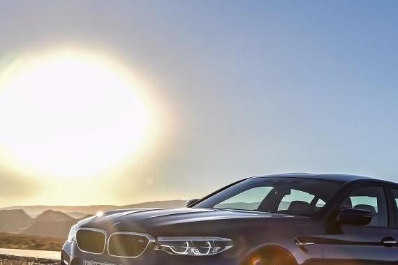 广州车展E63vs宝马M5？奔驰宝马性能旗舰集结！